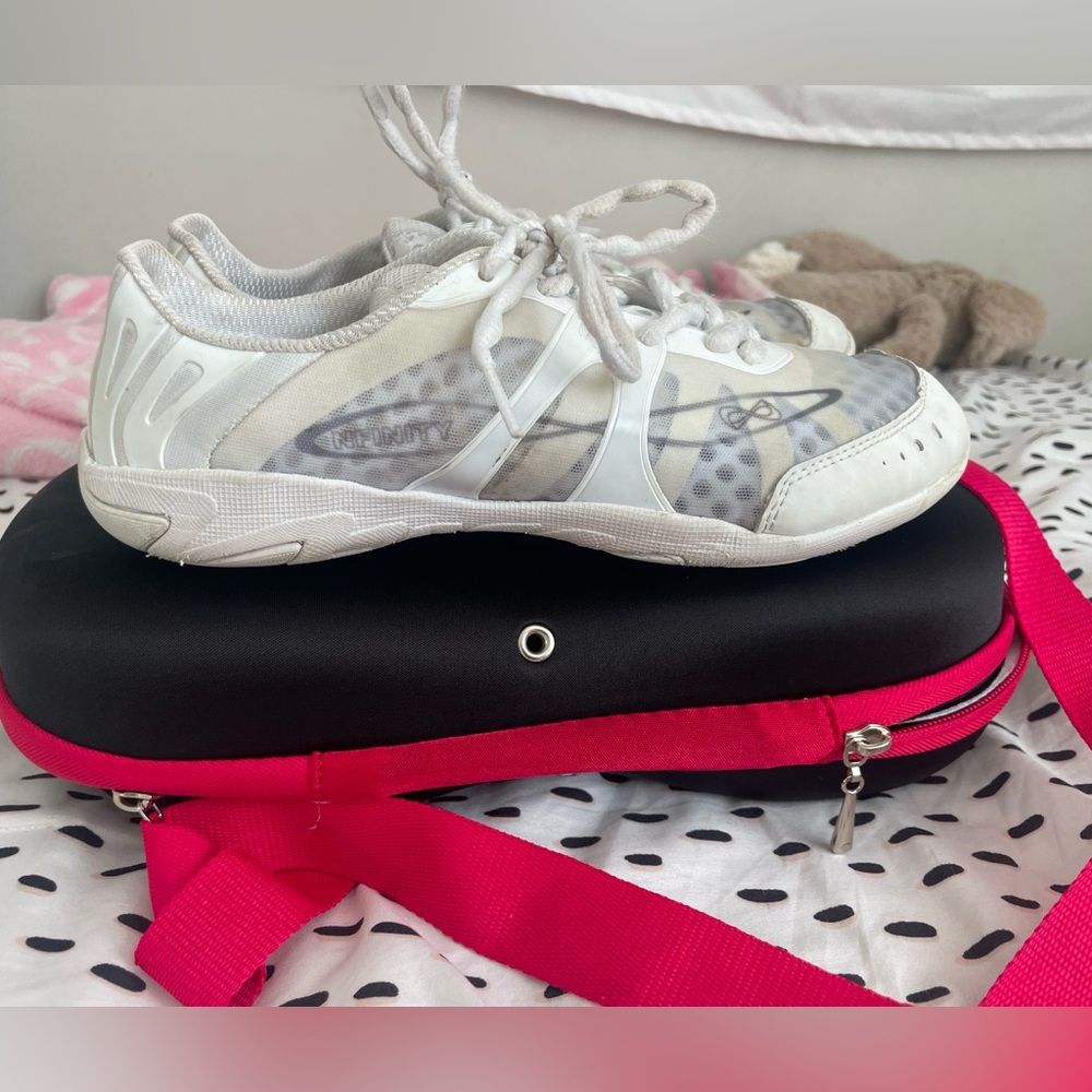 🤍⭐️Nfinity Vengeance size 8⭐️🤍